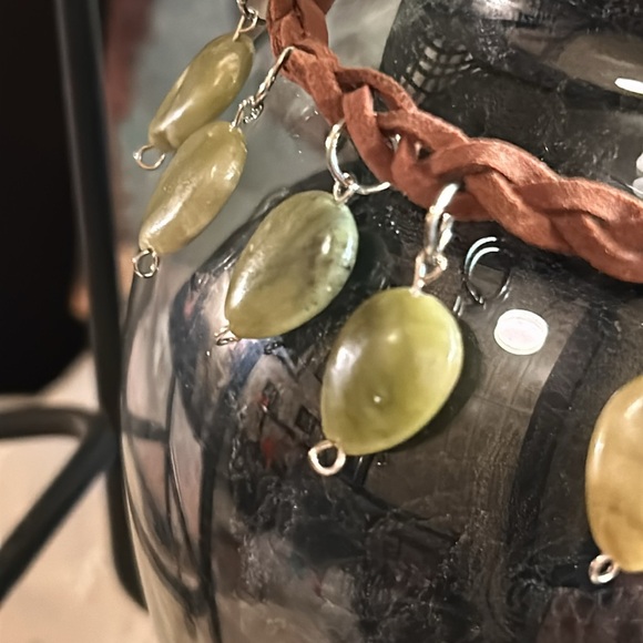 💦Brown faux suede choker w Jade stones & sand dollar charm - Picture 5 of 7